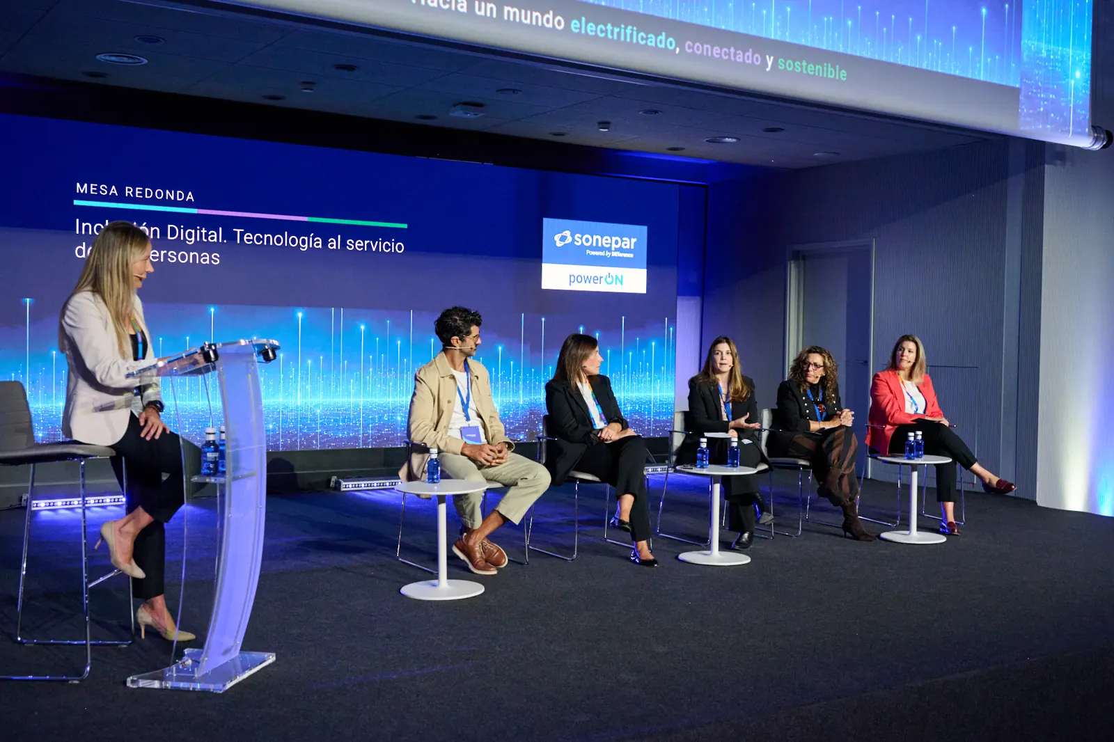 Esther Benítez, de Sonepar, modera la mesa redonda de inclusión digital