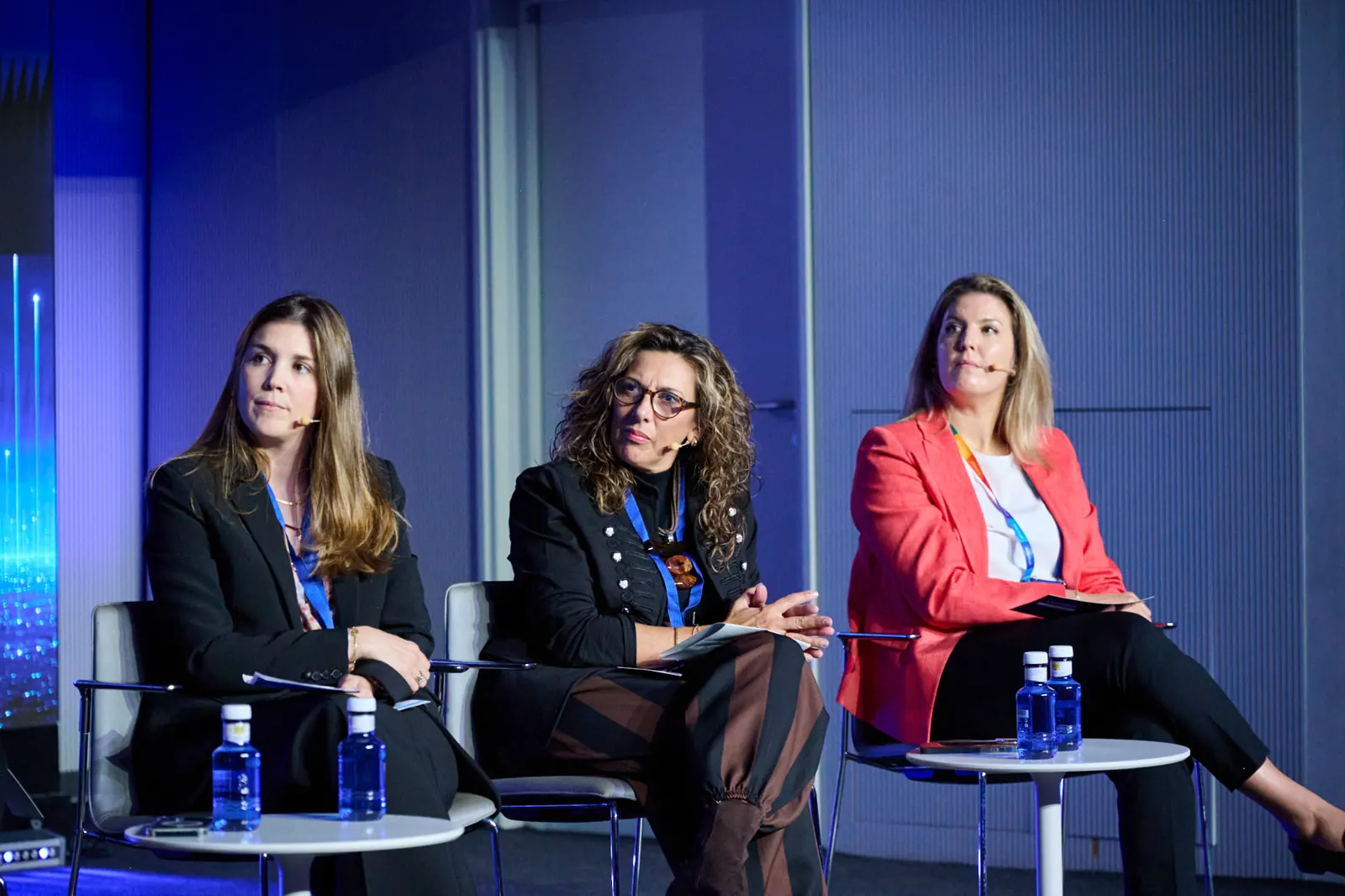 Ponentes de la mesa de inclusión digital escuchan una intervención
