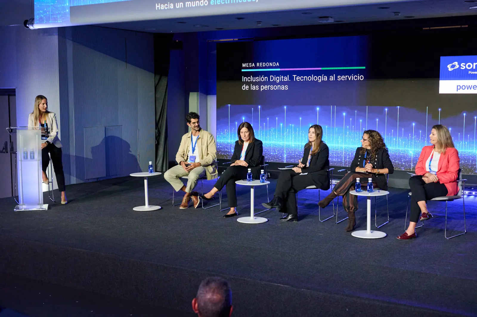 La moderadora y los ponentes de la mesa redonda de Sonepar PowerON