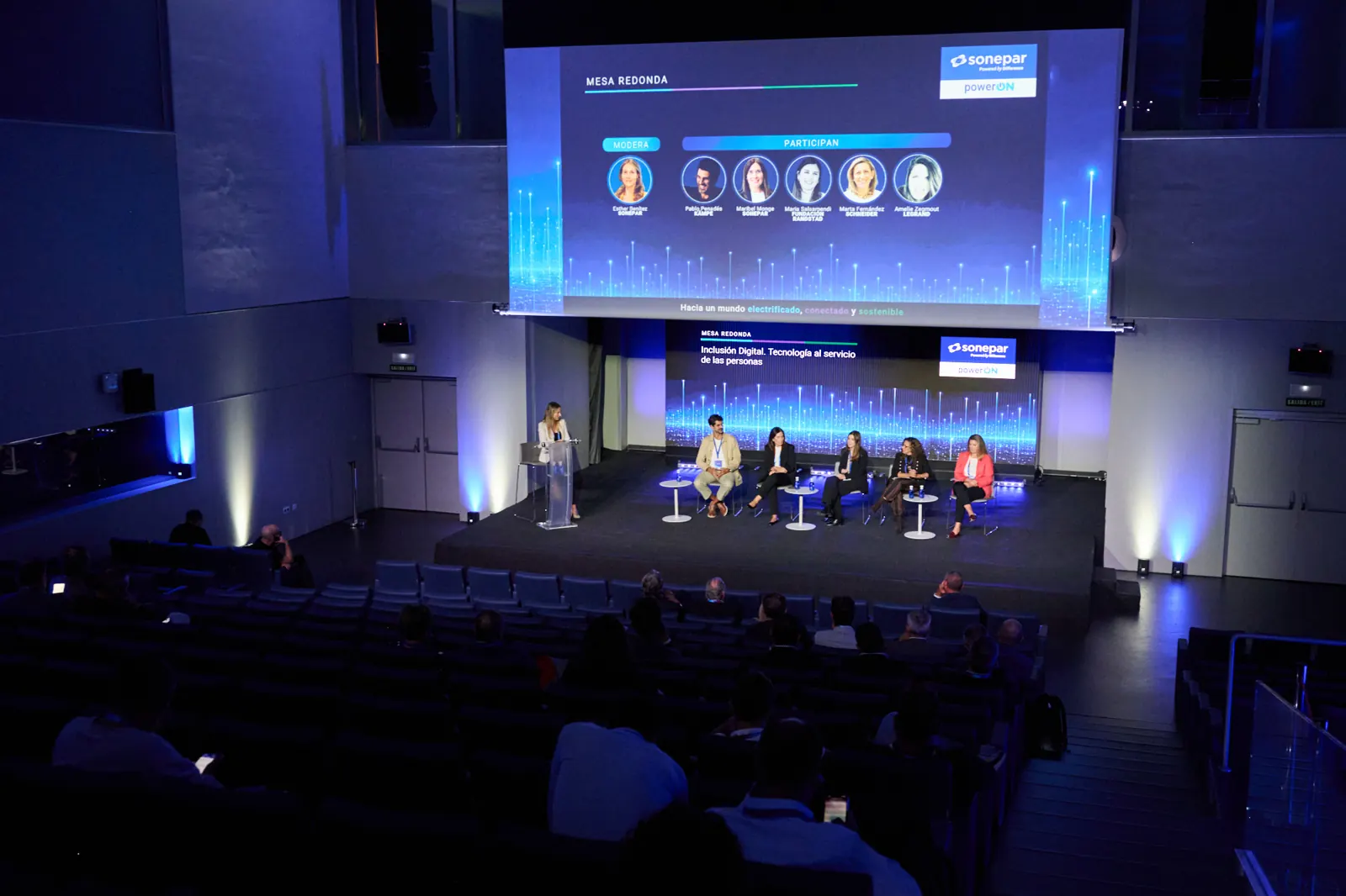 El escenario de la mesa redonda en el Auditorio Sonepar, desde el fondo de la sala