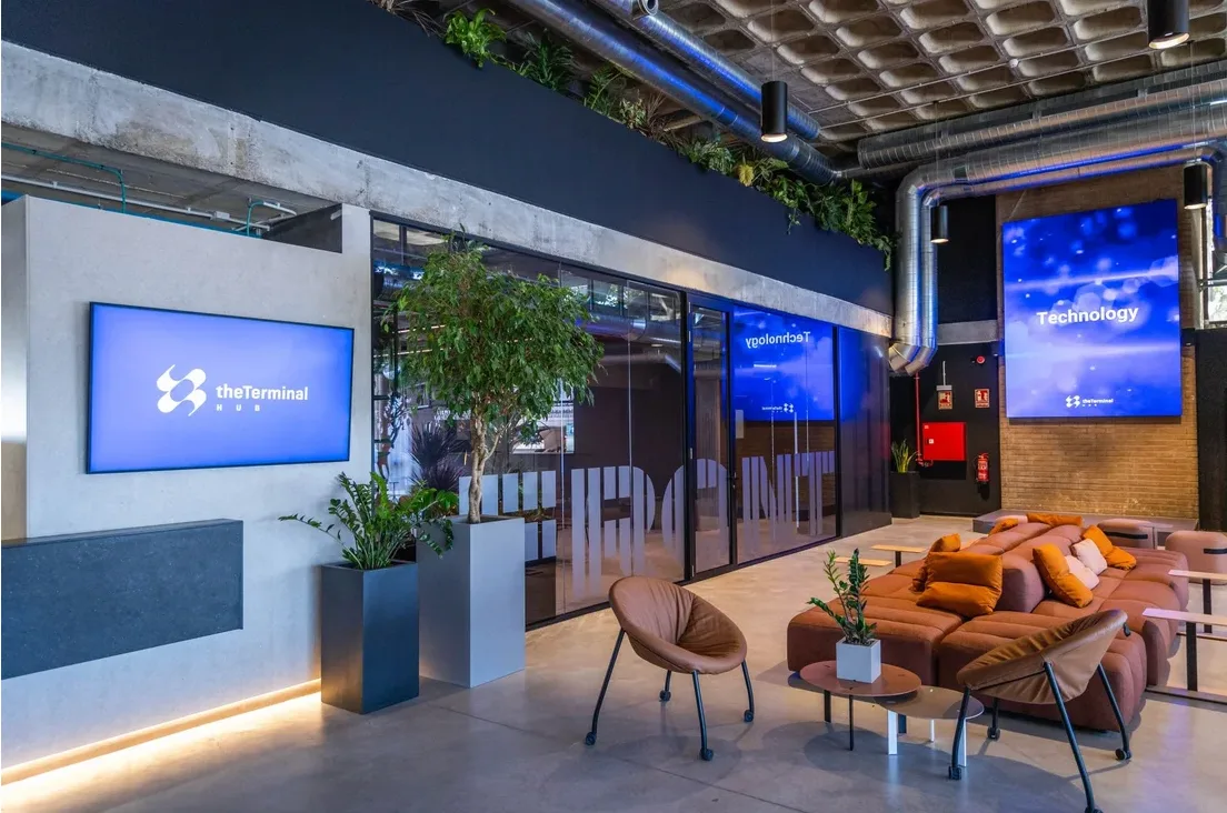 Recepción de The Terminal Hub con el logo del espacio