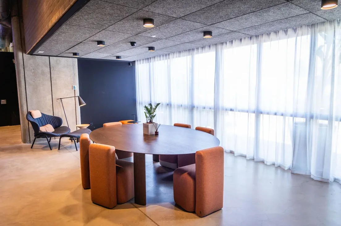 Sala de reuniones de The Terminal Hub con vistas al puerto