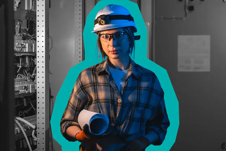Electricista trabajando en una instalación